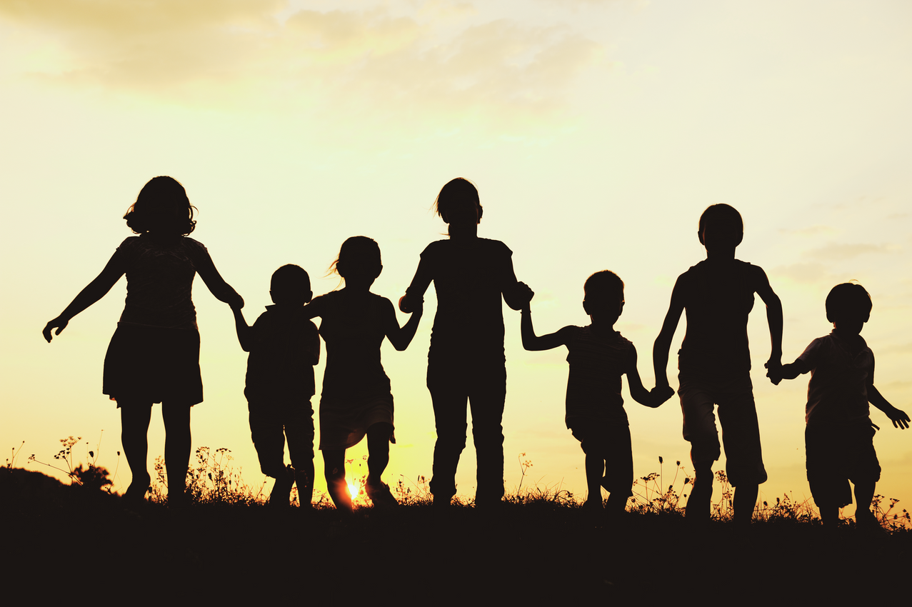 Ilustración Familias con Hijos con Necesidades Educativas Especiales, grup de niños jugando tomados de las manos